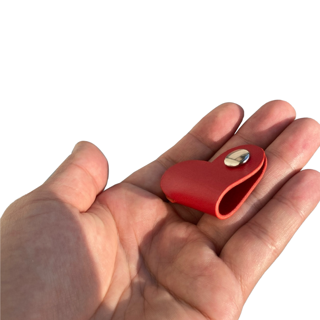赤い国産本革ハート型コードクリップ シンプルで大人可愛い 手に持った状態