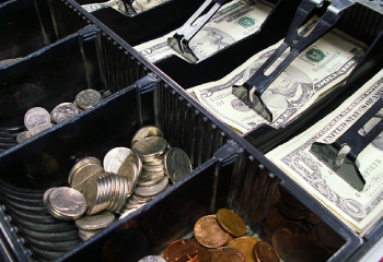 身分証などのカード類とキャッシュレス非対応店舗には現金が必要