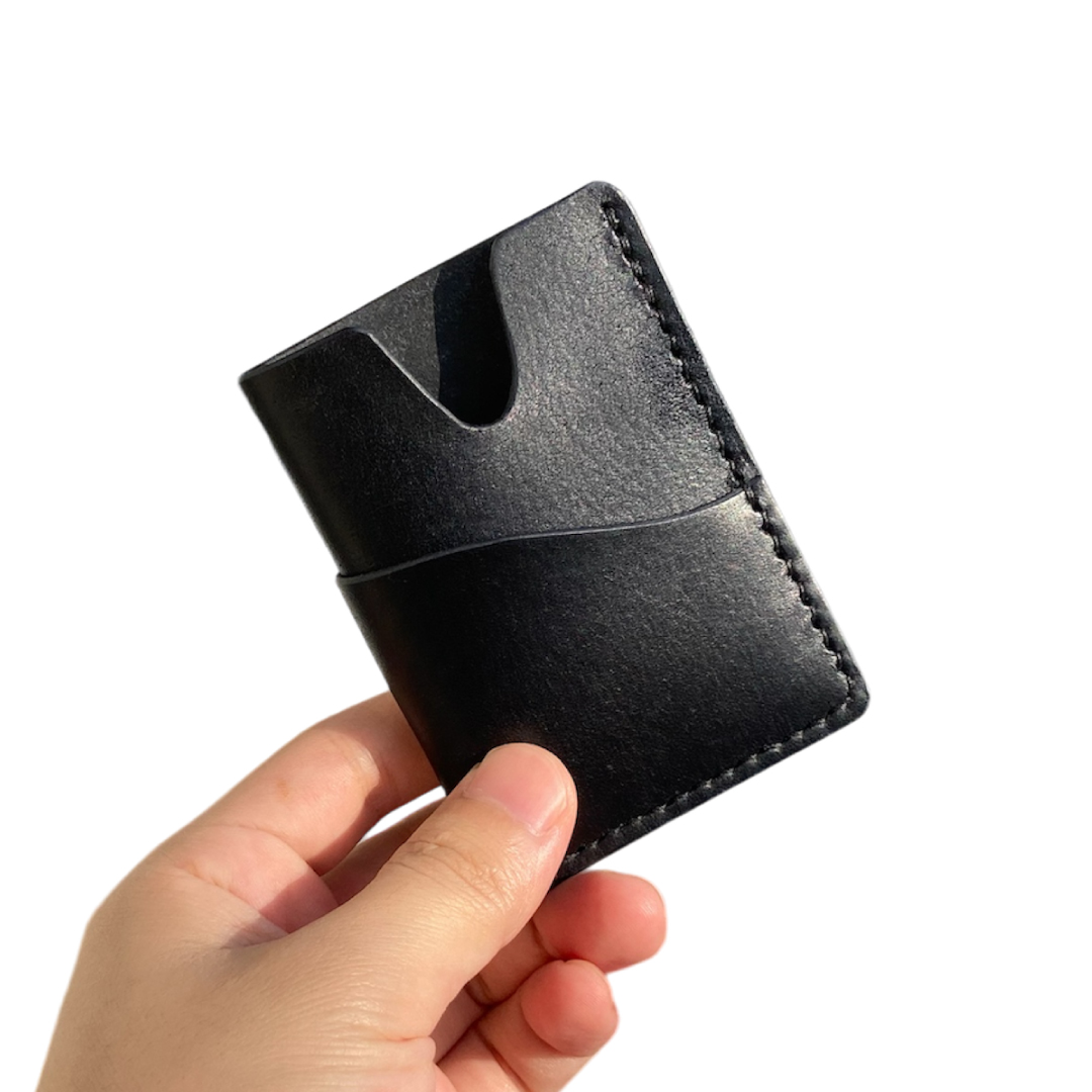 本革カードケース ミニマリスト向け 手縫いハンドメイド 手に持った状態