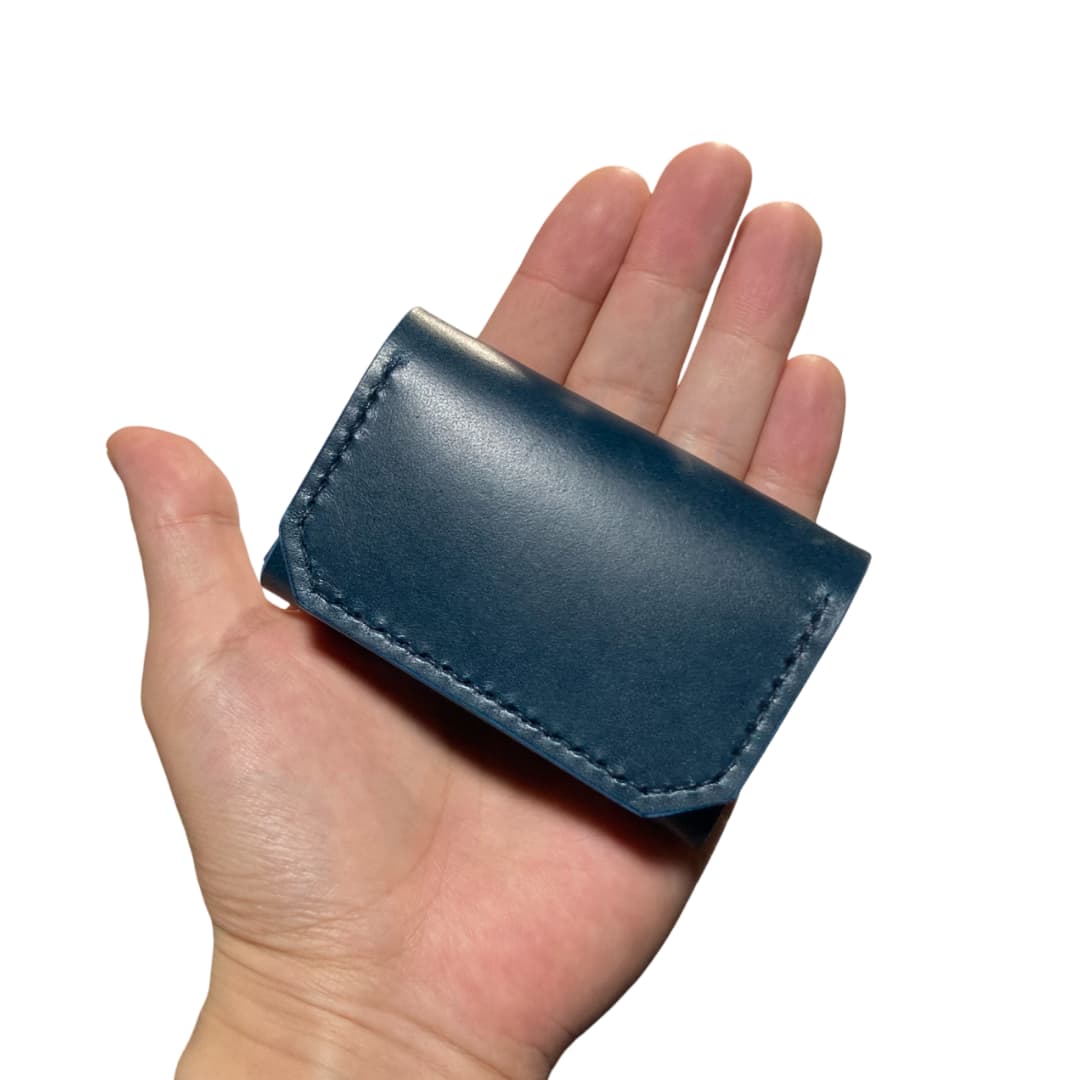 本革カードケース ミニマリスト向け キャッシュレス財布 手に持った状態