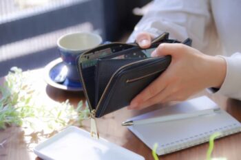 女性　二つ折り財布　長財布　どっち