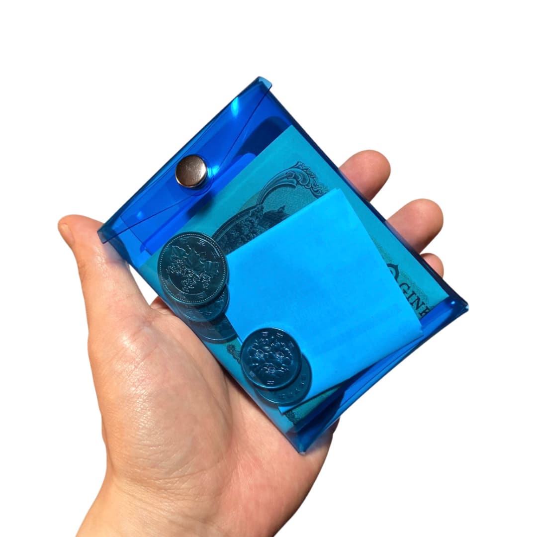 キャッシュレスクリアウォレット 透明財布 カードメイン お札二つ折り収納 シンプルデザイン 手に持った状態