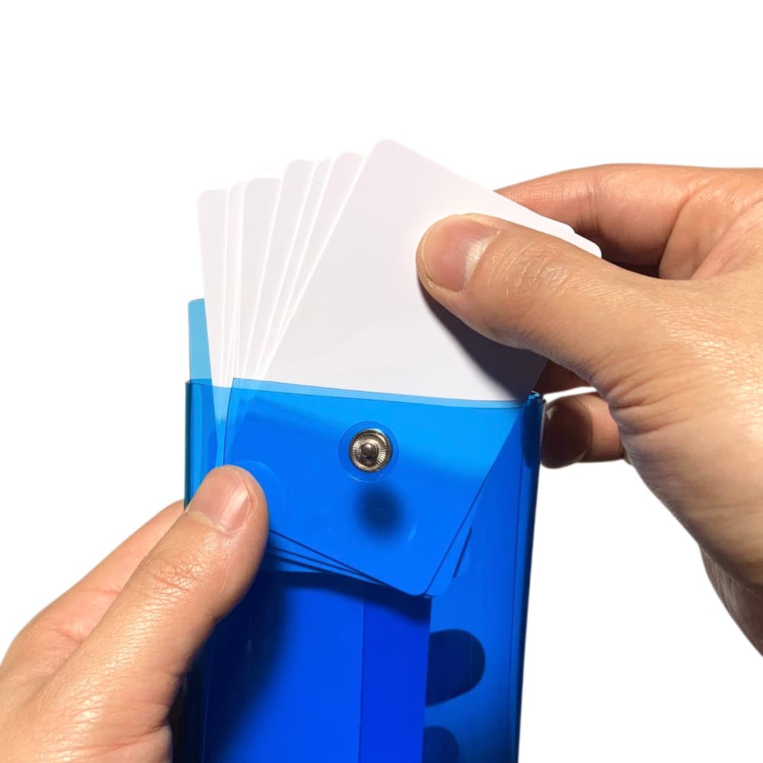 キャッシュレスクリアウォレット 透明財布 カードメイン お札二つ折り収納 シンプルデザイン 使用イメージ