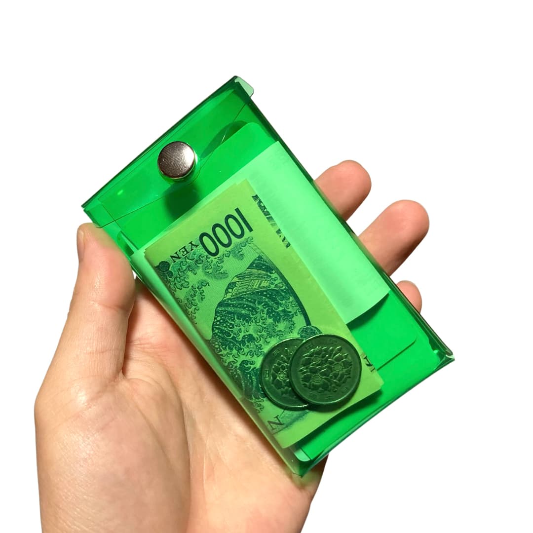 透明PVCカードケース シングルボタン付き ミニマリスト向け財布 手に持った状態