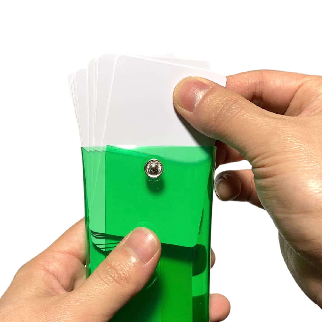 透明PVCカードケース シングルボタン付き ミニマリスト向け財布 使用イメージ