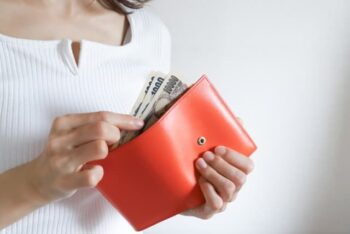 二つ折り財布　オレンジ　イメージ　女性