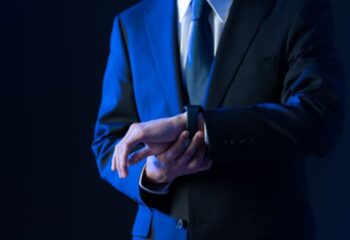 スーツの男性　イメージ