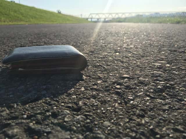 路上で財布を落とした際にすべきこと