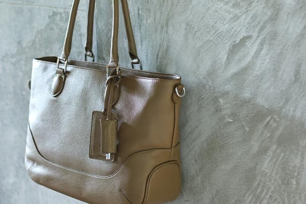 バッグ　ペッレモルビダより