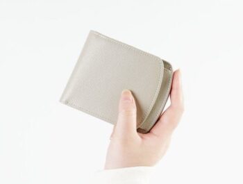 エンボス ヒップポケット外ボックス小銭二つ折り財布|micより