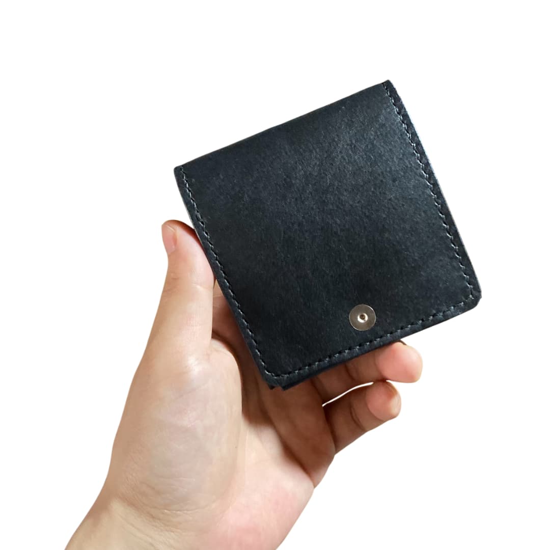 縦型二つ折り財布 薄型ミニマリスト財布 お札とカード専用 手に持った状態