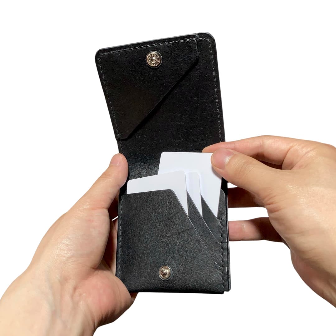 縦型二つ折り財布 薄型ミニマリスト財布 お札とカード専用 カードを取り出している様子