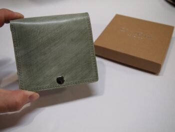 革財布　ボタン付き