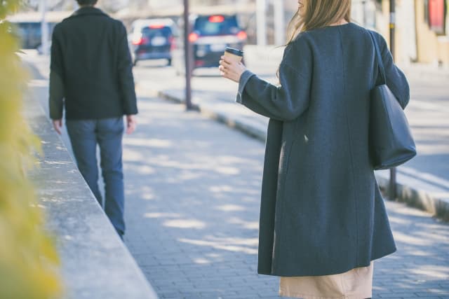 通勤　男性　女性　徒歩　スニーカー