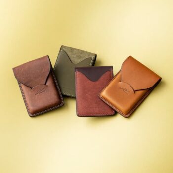 プエブロ × リスシオ 縦型名刺入れ “Letter”｜メンズレザーストアより