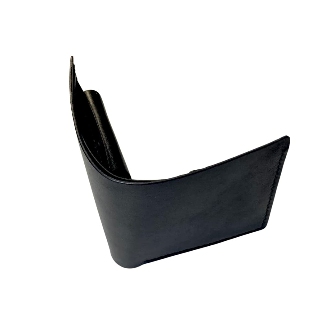 本革二つ折り財布 小銭入れ付き コンパクトサイズ ブラックレザー カード縦入れタイプ 後ろから見た状態