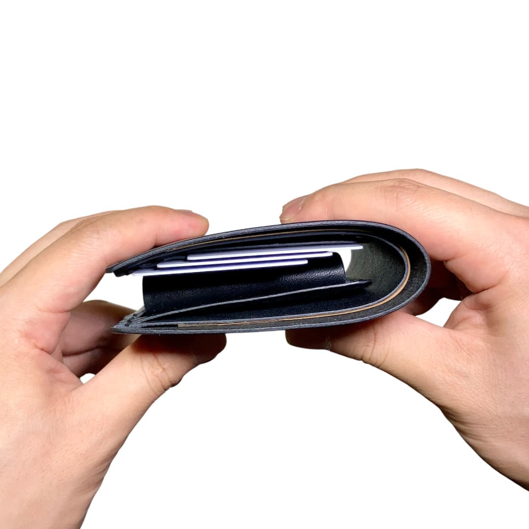 本革二つ折り財布 小銭入れ付き コンパクトサイズ ブラックレザー カード縦入れタイプ 閉じた状態