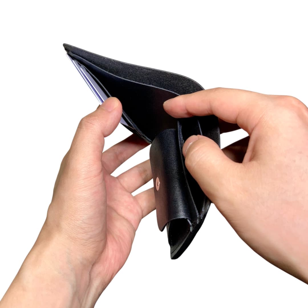 本革二つ折り財布 小銭入れ付き コンパクトサイズ ブラックレザー カード縦入れタイプ フリーポケット左側