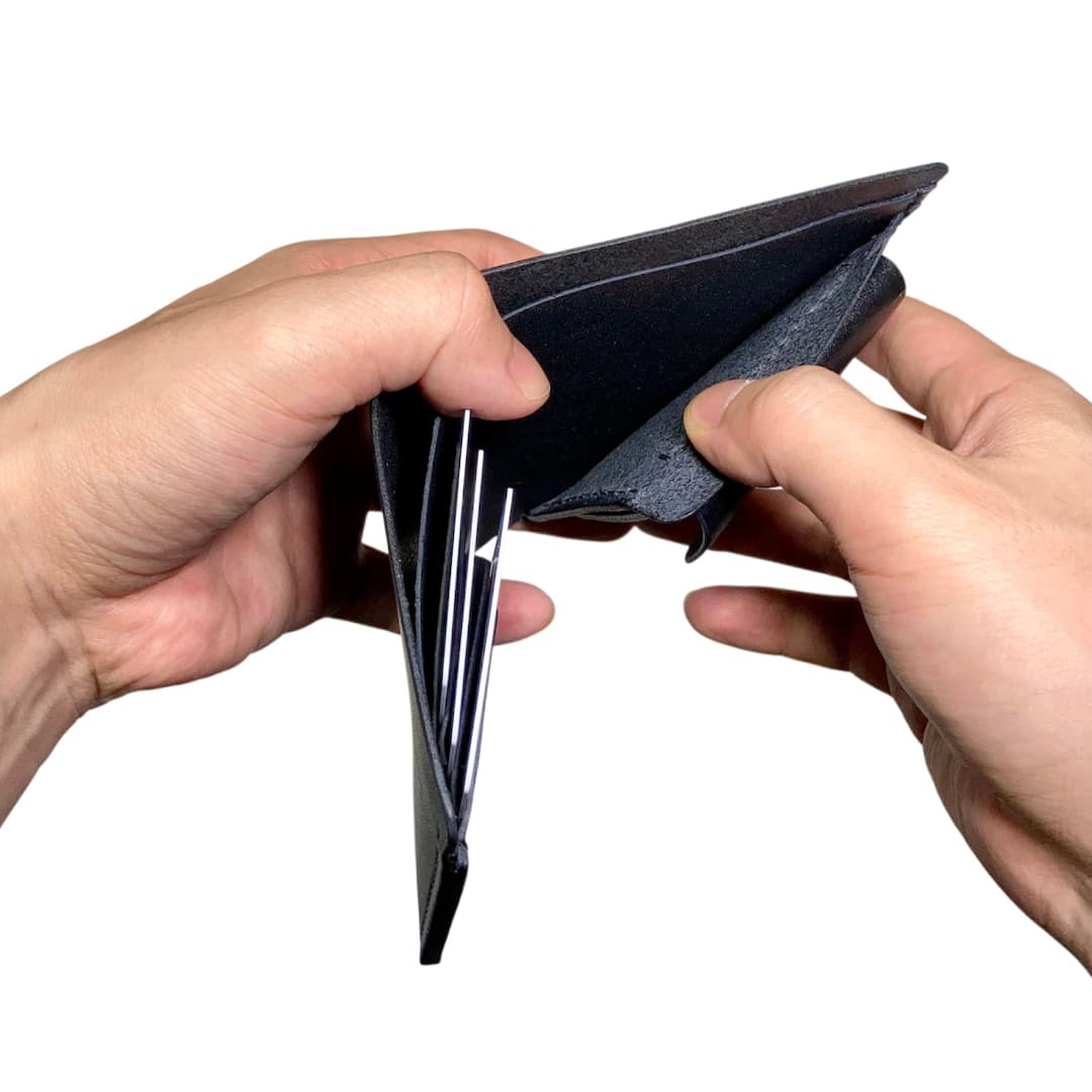 本革二つ折り財布 小銭入れ付き コンパクトサイズ ブラックレザー カード縦入れタイプ フリーポケット右側