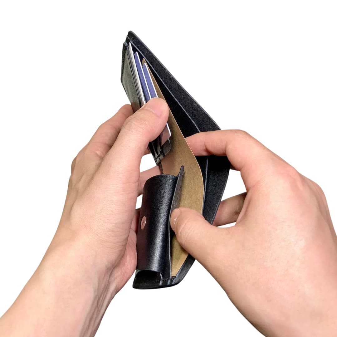 本革二つ折り財布 小銭入れ付き コンパクトサイズ ブラックレザー カード縦入れタイプ フリーポケット使用イメージ