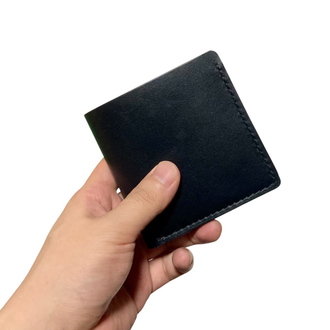 本革二つ折り財布 小銭入れ付き コンパクトサイズ ブラックレザー カード縦入れタイプ メイン画像