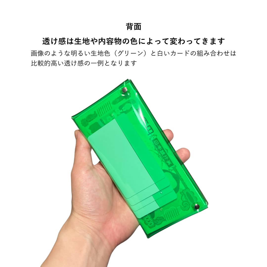 一万円札ぴったり！お札が折らずに入る最小サイズの透明長財布 手に持った状態