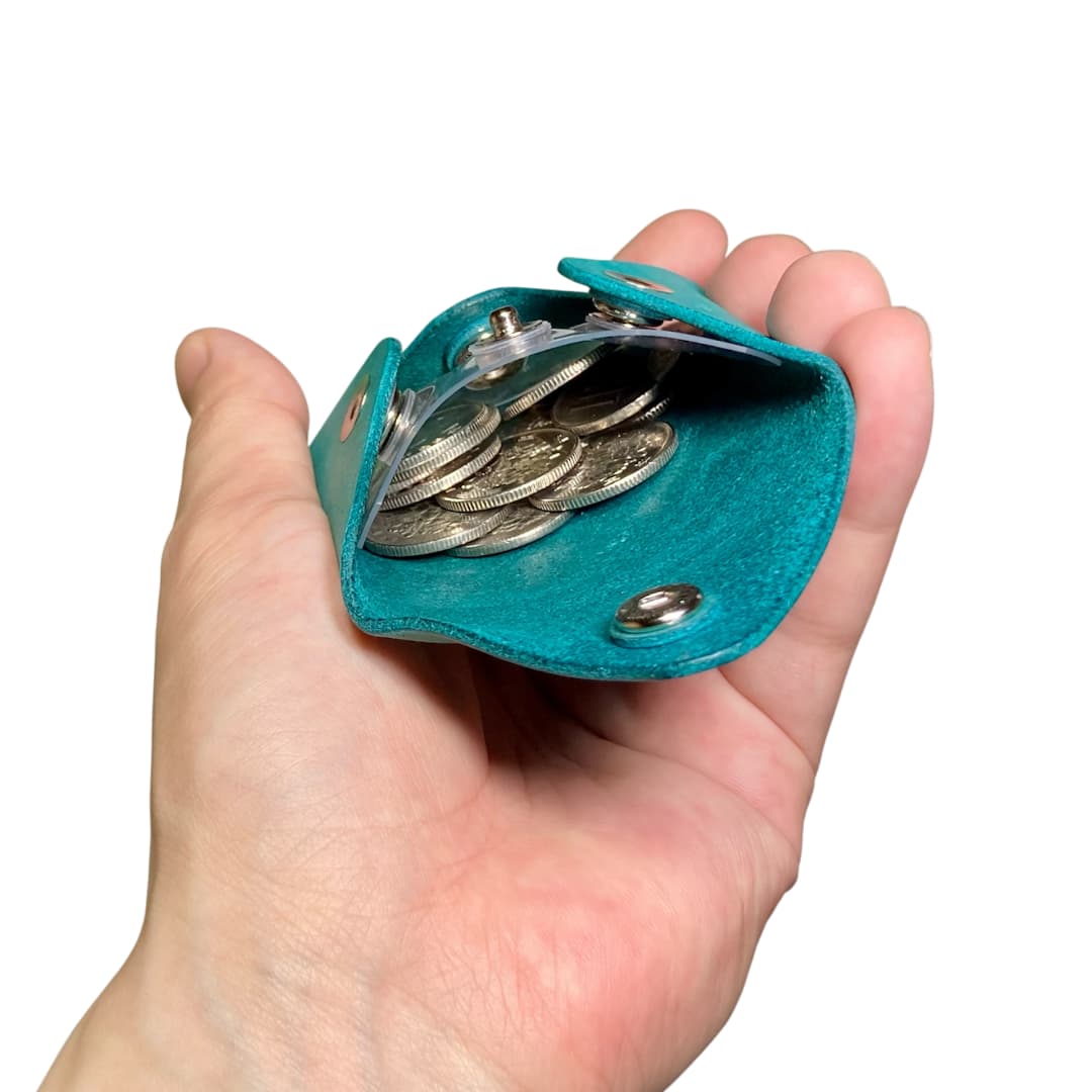 本革とクリアPVCのコインケース イタリア産マヤレザー使用のハンドメイド財布 手に持った状態