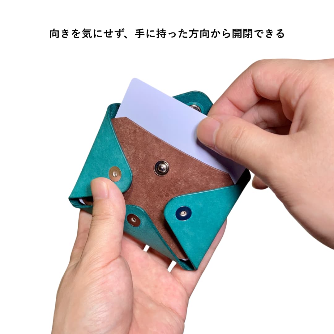 イタリアンレザー「マヤショルダー」のバイカラーシームレスカードケース（ターコイズブルー×ブラウン） 使用イメージ