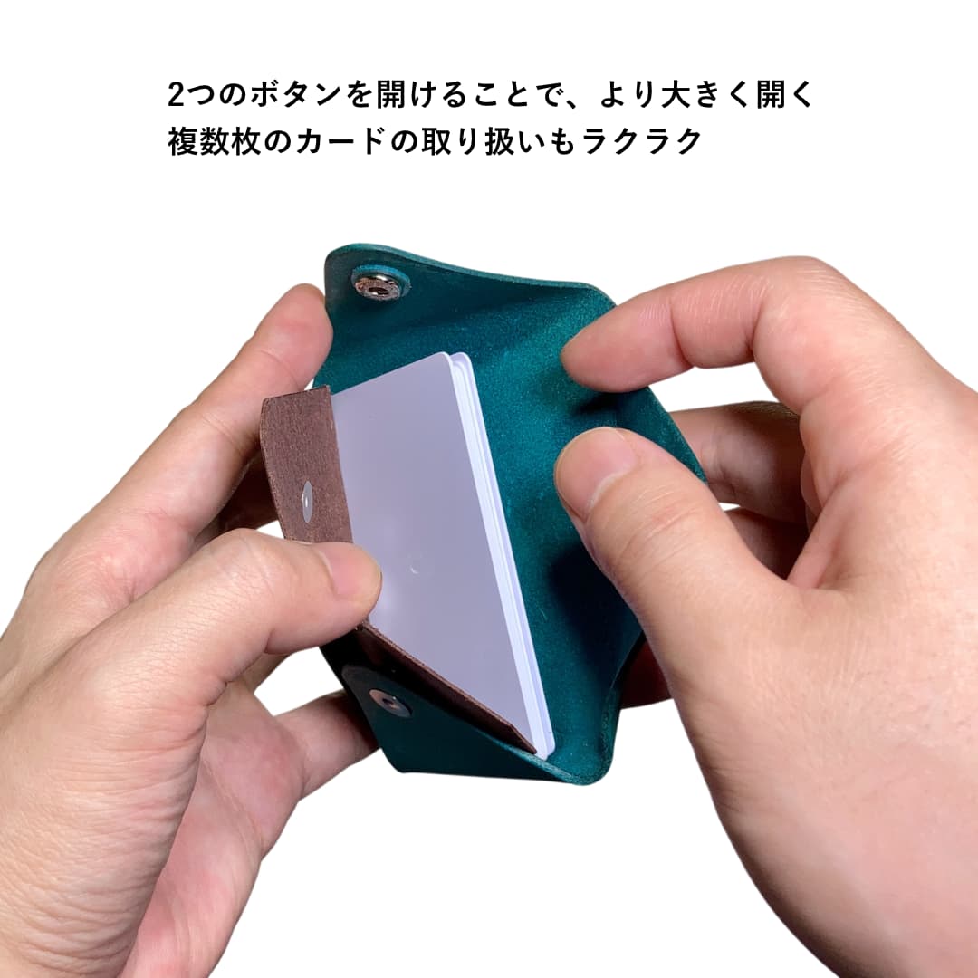 イタリアンレザー「マヤショルダー」のバイカラーシームレスカードケース（ターコイズブルー×ブラウン） 開いた状態