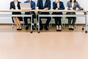 重要なビジネスシーンでスニーカーはダメと言われる理由は？