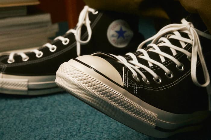 スーツにスニーカーはダサい？