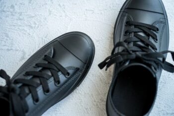 黒がおすすめ スーツに合わせるスニーカー