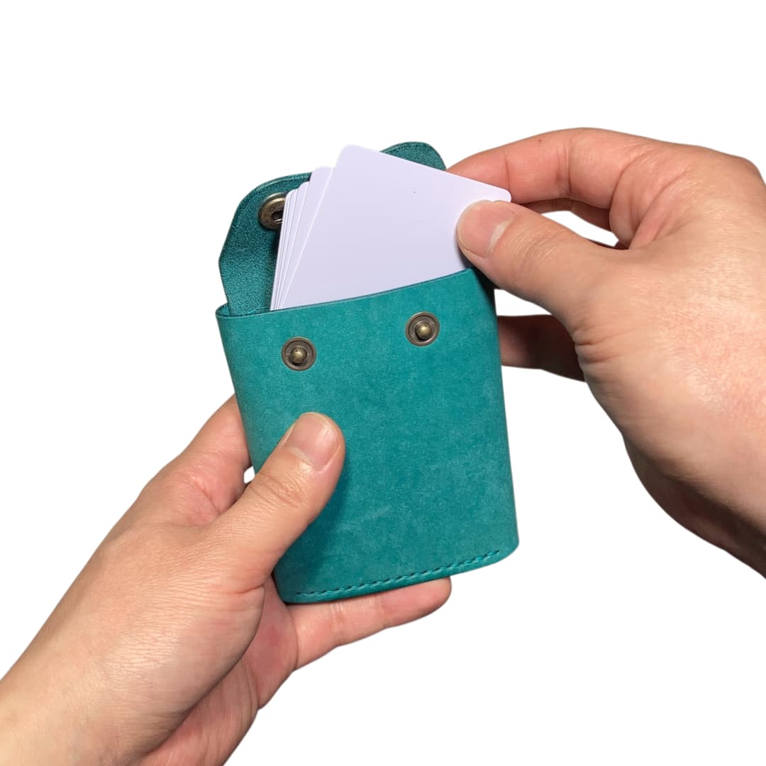 クロスフラップミニウォレット マヤ ターコイズブルー 背面ポケット カード取り出し