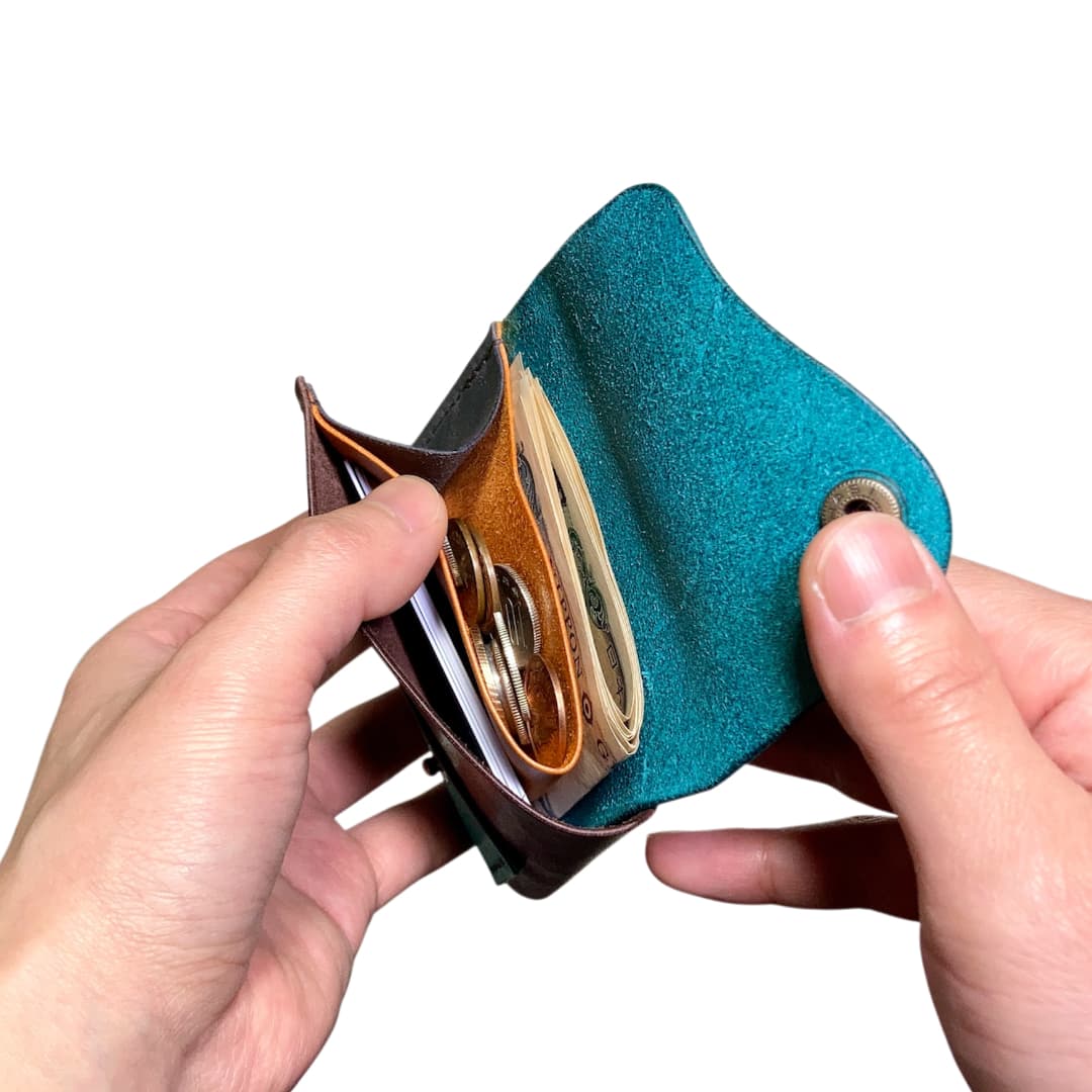 4色のイタリアンレザー クロスフラップミニウォレット 容量