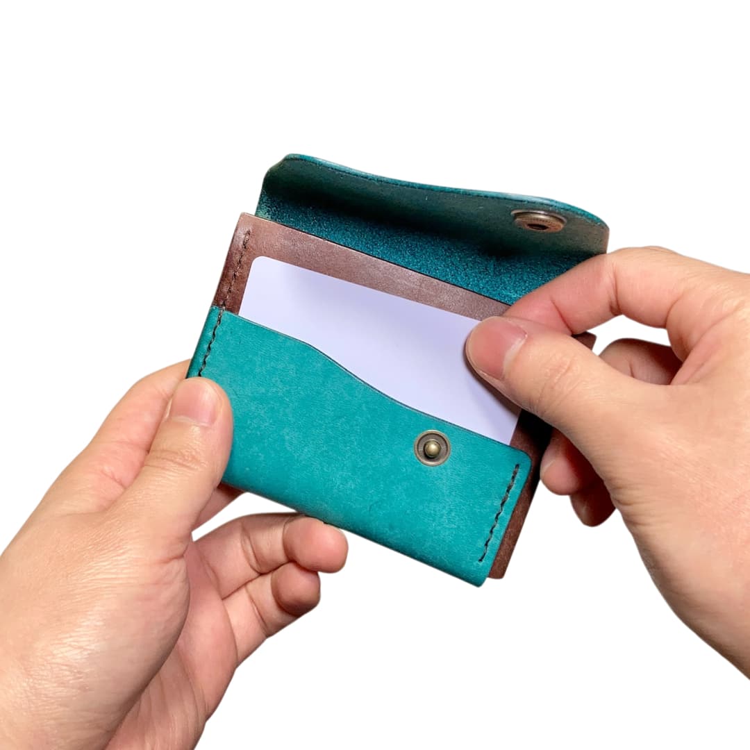 4色のイタリアンレザー クロスフラップミニウォレット 正面カードポケット
