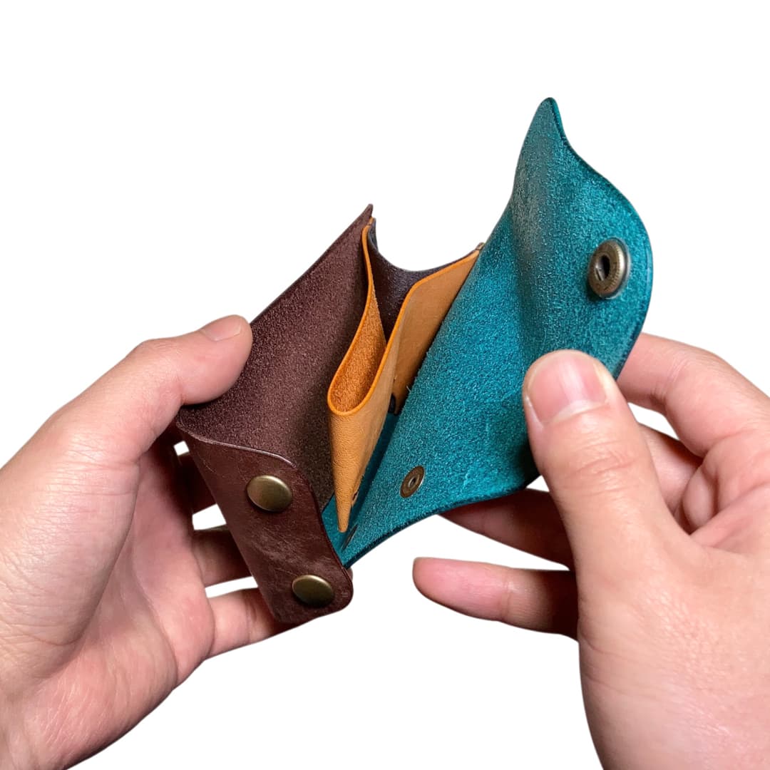 4色のイタリアンレザー クロスフラップミニウォレット 使用イメージ