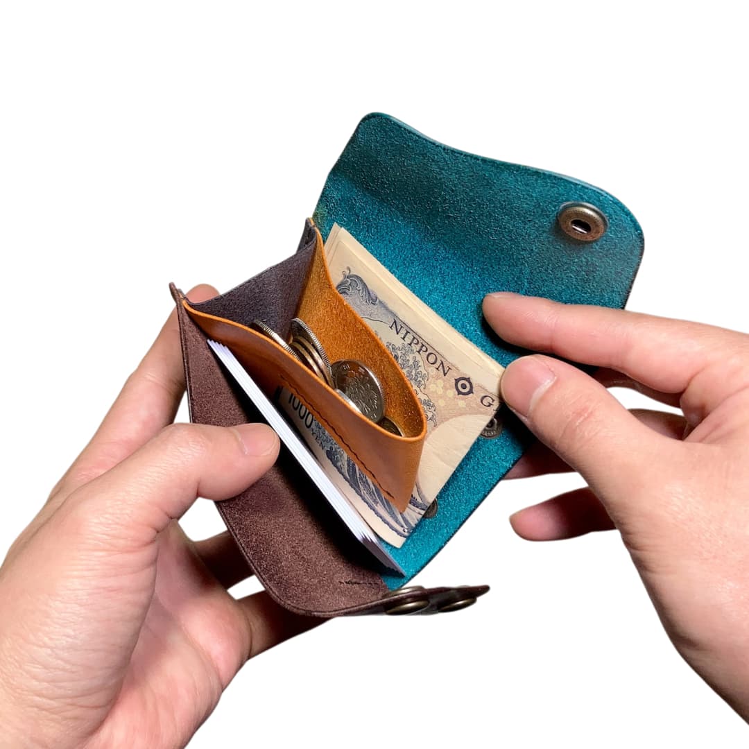 4色のイタリアンレザー クロスフラップミニウォレット 中身を入れた使用イメージ