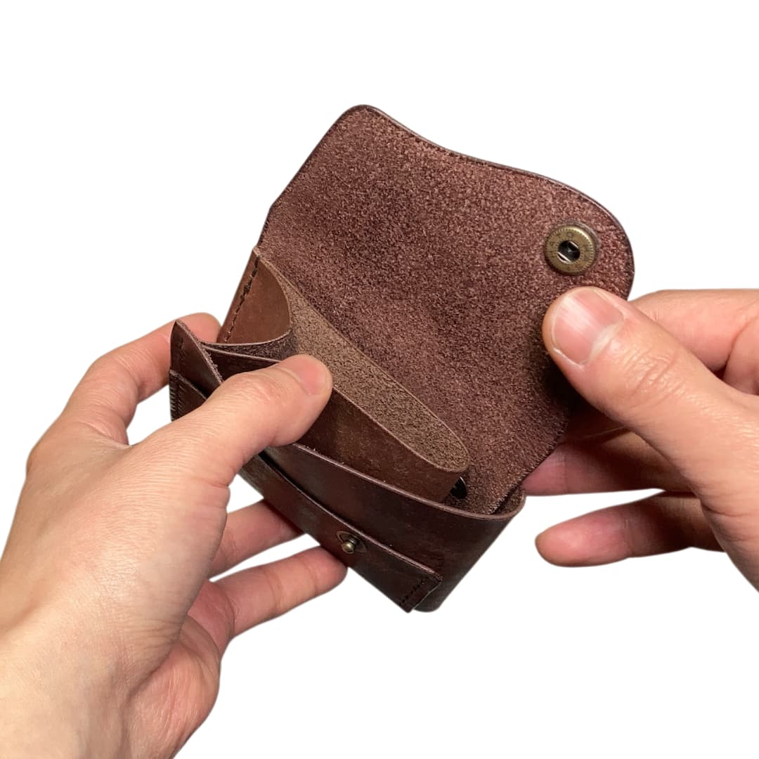 クロスフラップミニウォレット マヤレザー ブラウン 手に持った状態