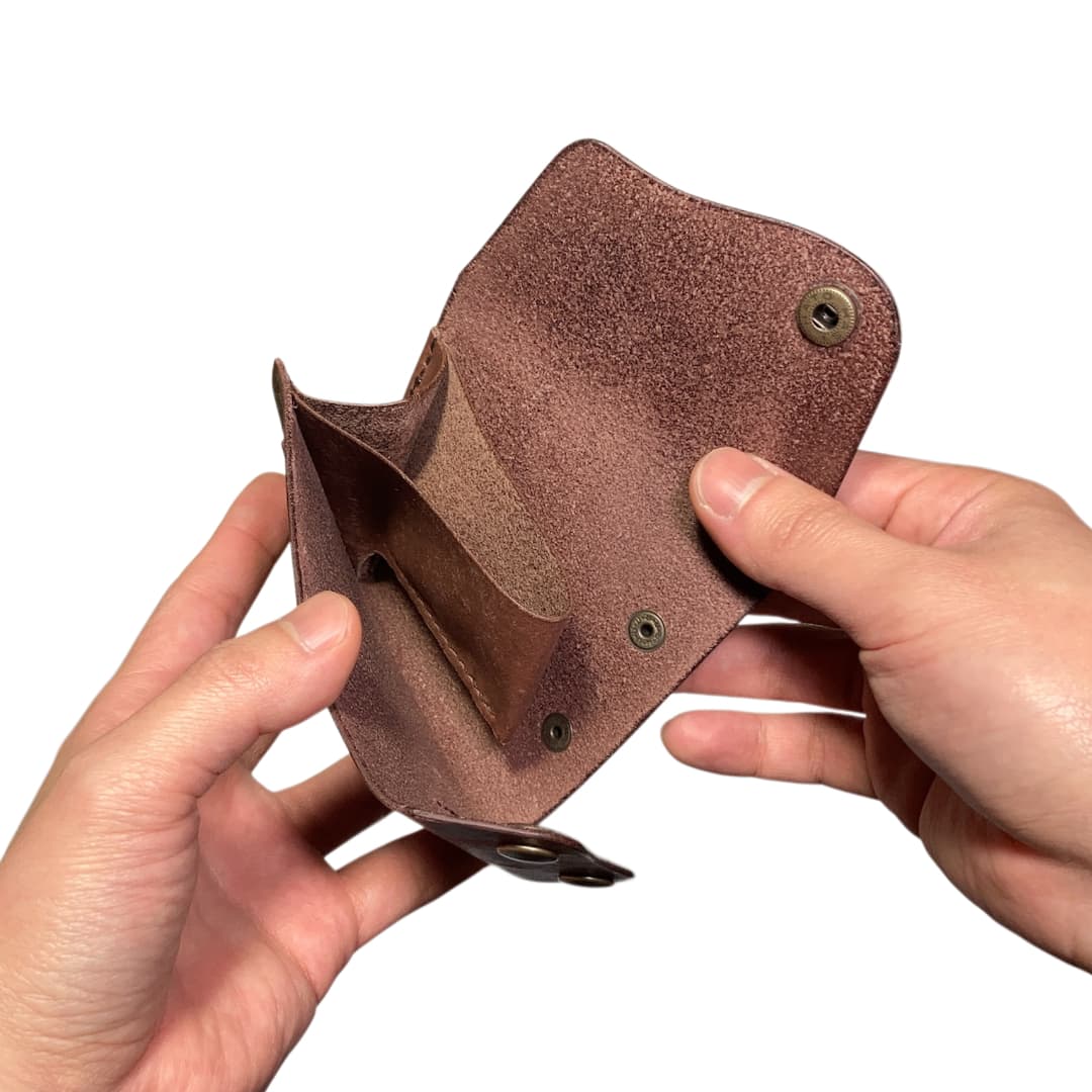 クロスフラップミニウォレット マヤレザー ブラウン 使用イメージ