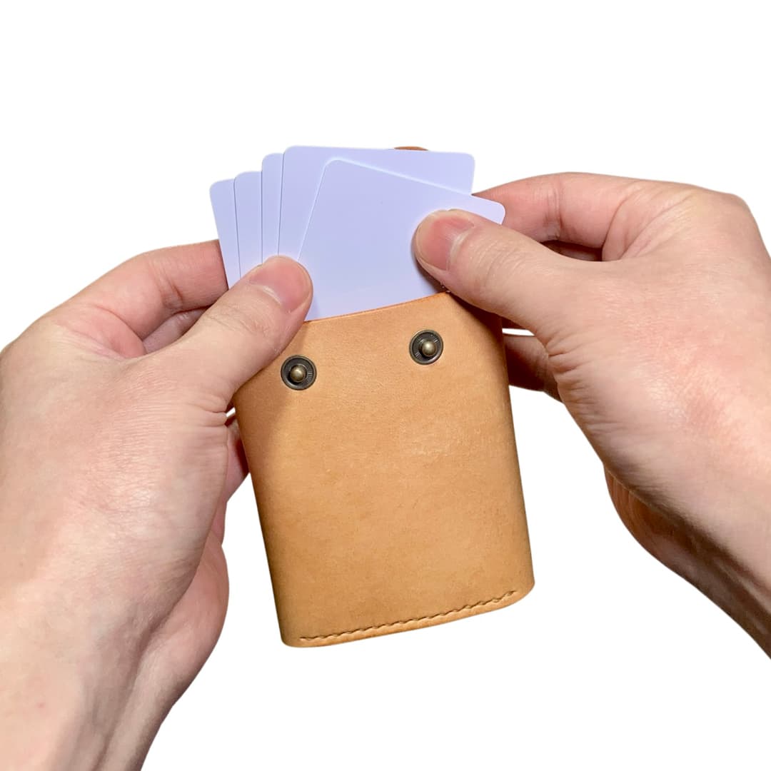 クロスフラップ ミニウォレット マヤ キャメル 背面フラップ