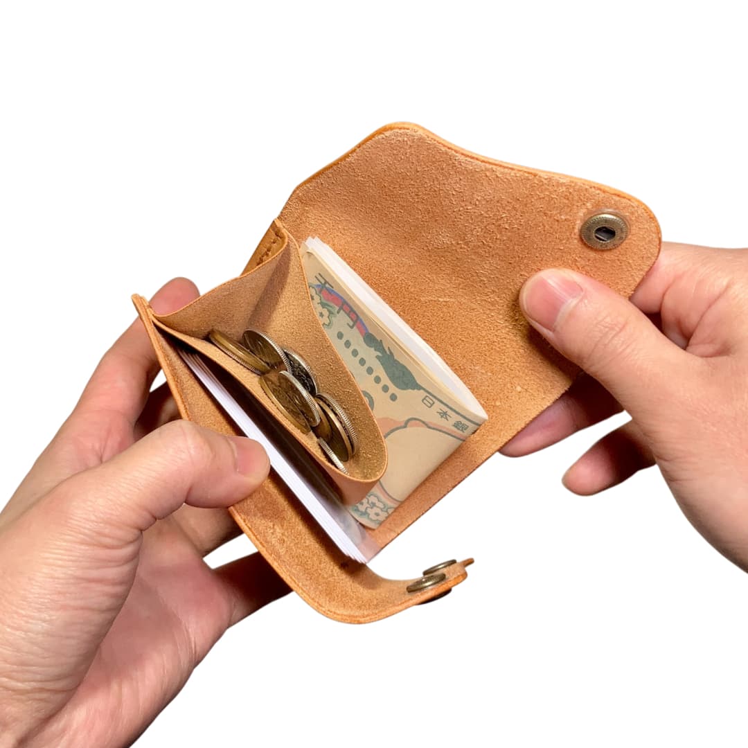 クロスフラップ ミニウォレット マヤ キャメル 容量