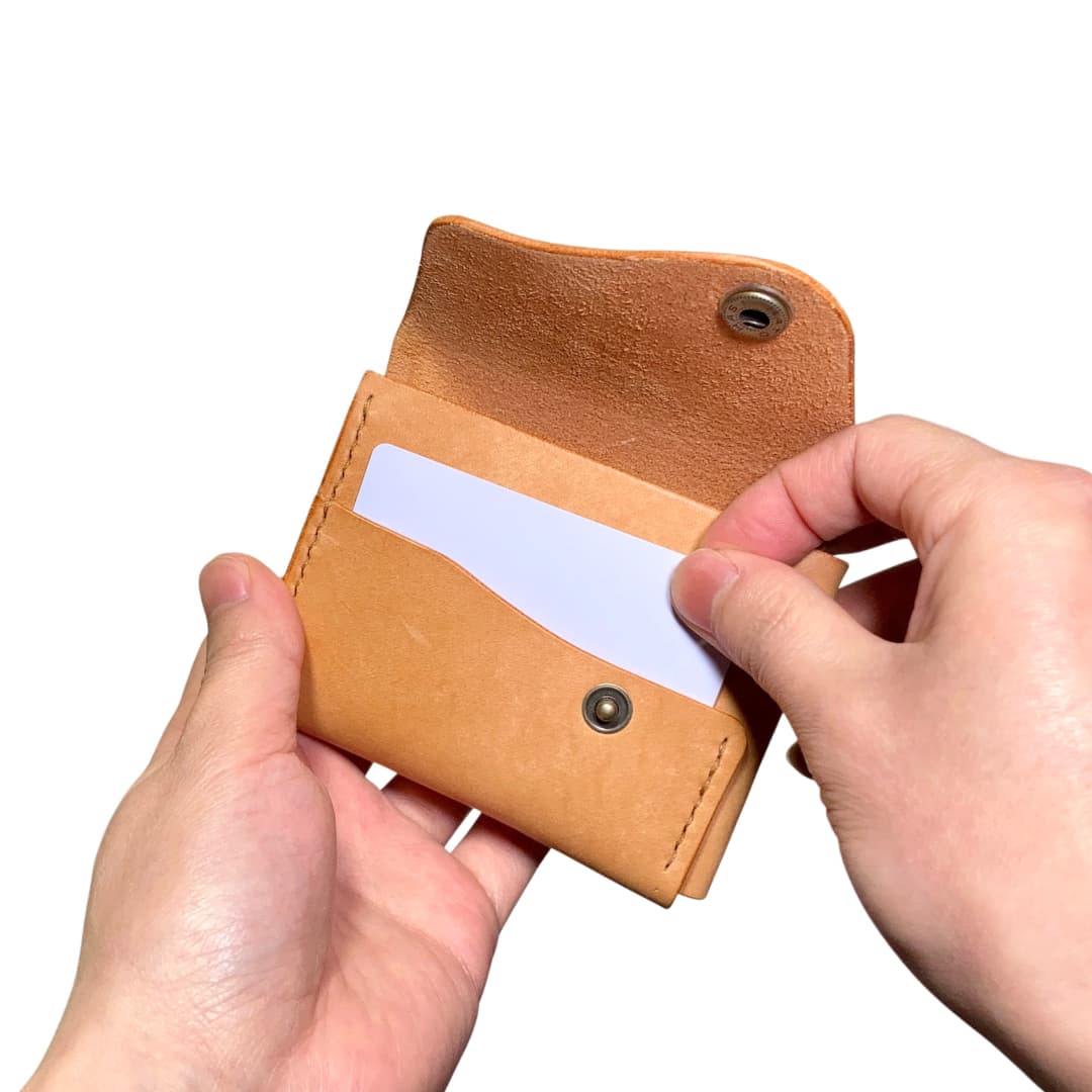 クロスフラップ ミニウォレット マヤ キャメル 前面カードポケット