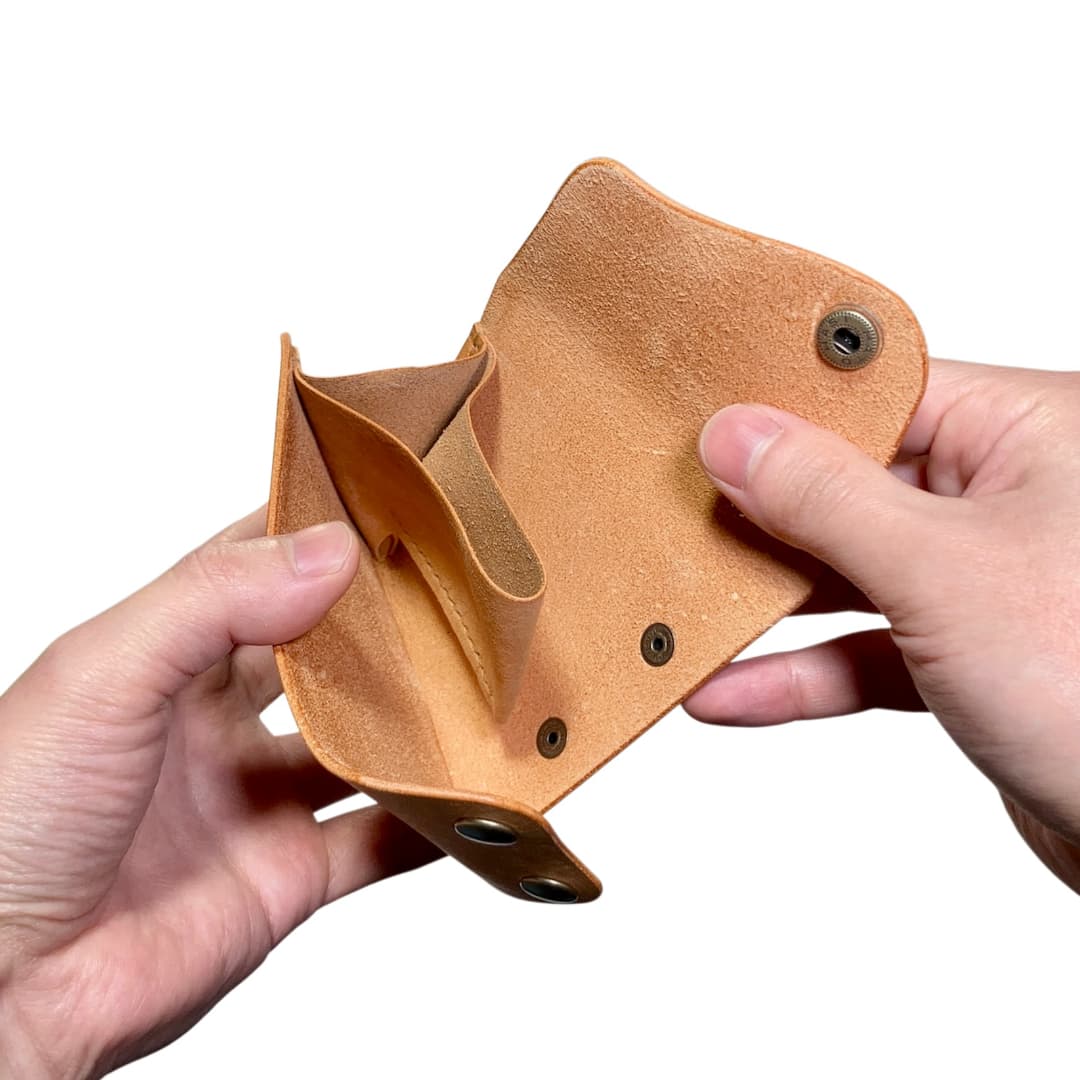 クロスフラップ ミニウォレット マヤ キャメル 開いた 使用イメージ