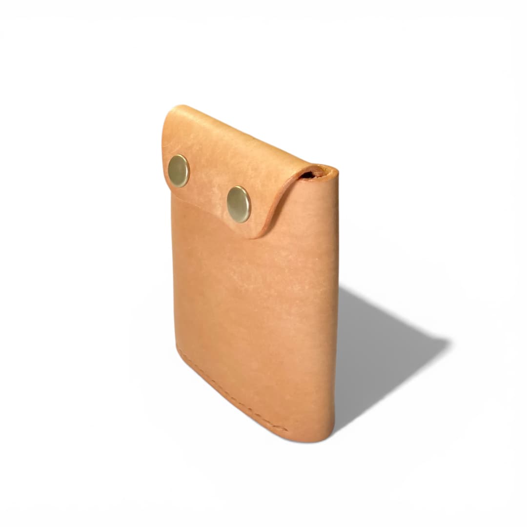 クロスフラップ ミニウォレット マヤ キャメル 立てて置いた状態