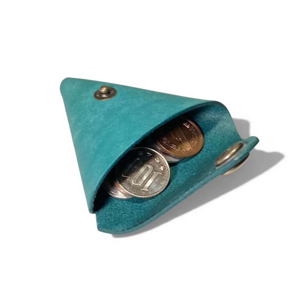 使い勝手の良い三角コインケース マヤショルダーレザー 置いた状態