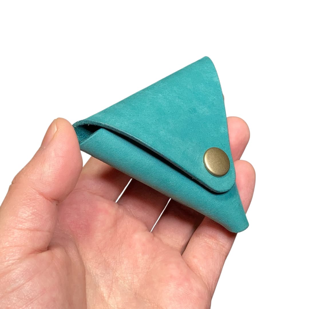 使い勝手の良い三角コインケース マヤショルダーレザー 手に持った状態