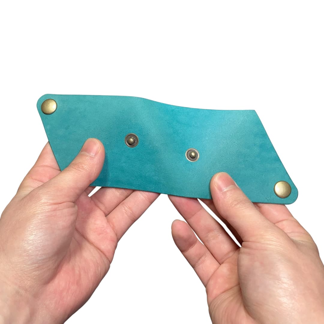 使い勝手の良い三角コインケース マヤショルダーレザー 開いた状態