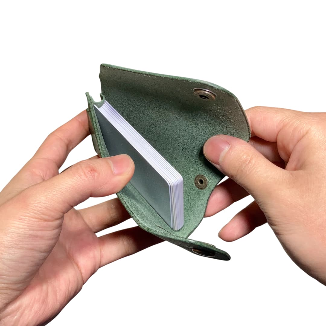 クロスフラップカードケース 使用イメージ