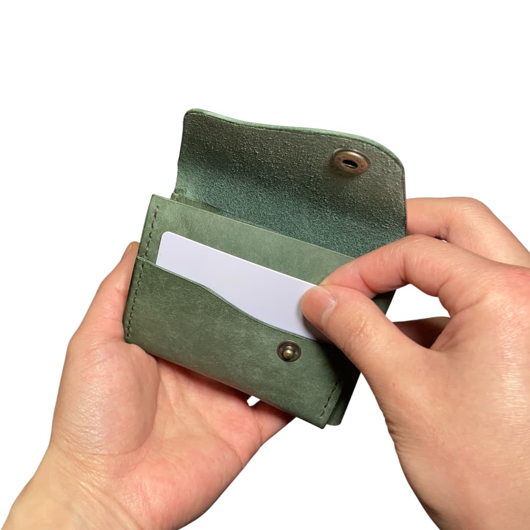 クロスフラップ ミニウォレット マヤ ダークグリーン 手に持った状態