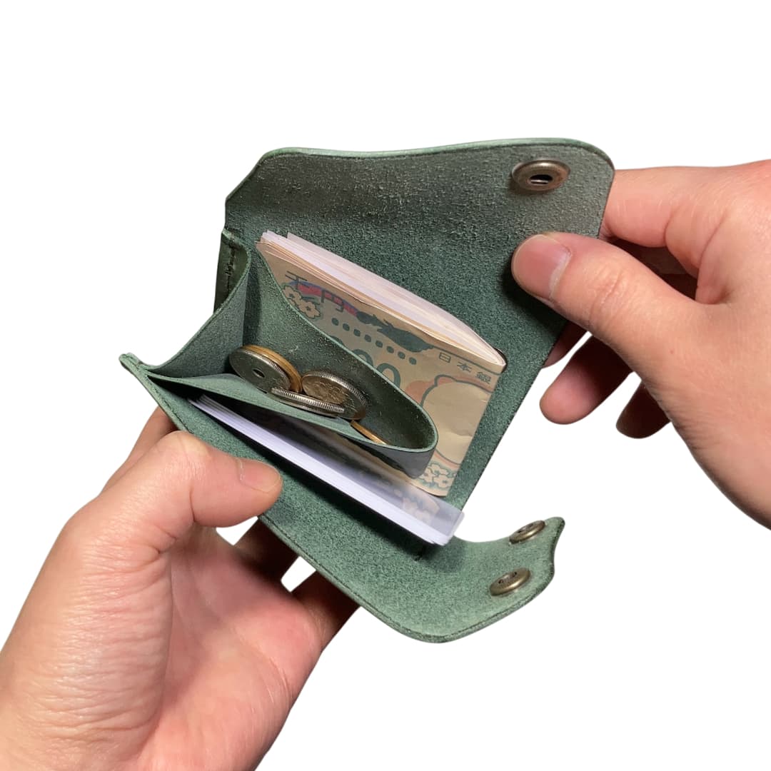 クロスフラップ ミニウォレット マヤ ダークグリーン 使用イメージ